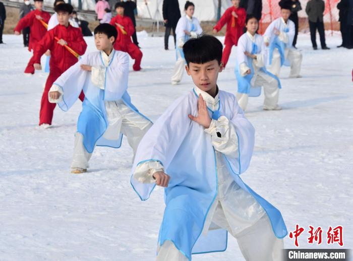 图为冰雪运动爱好者在邯郸市永年区佛山滑雪场体验滑雪乐趣.