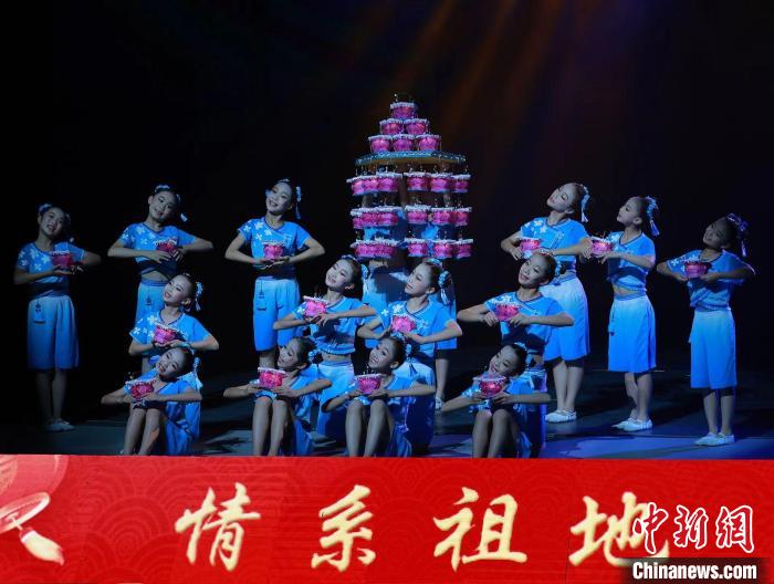 少儿舞蹈《芷溪花灯》。　龙岩市融媒体中心供图