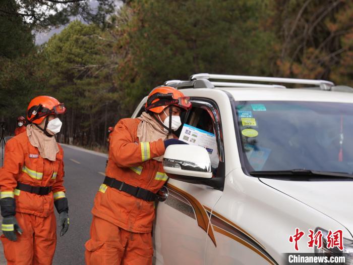图为森林消防员为民众普及森防火知识。　巴宜区森林消防中队供图