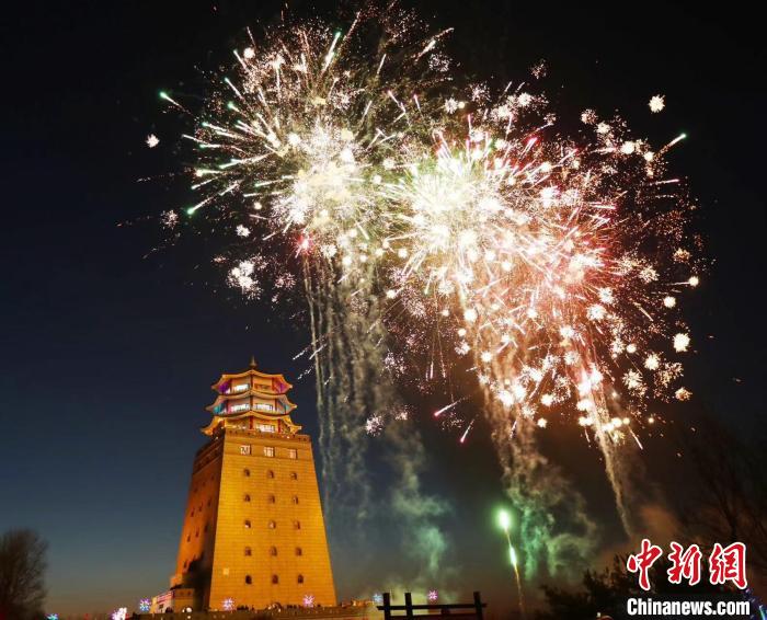 吉林珲春燃放烟花迎接新年。　珲春市委宣传部供图