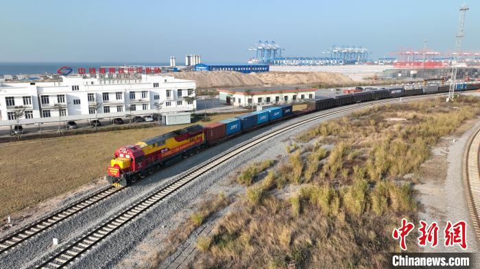 2023年第一列西部陆海新通道铁海联运班列正在驶出钦州铁路集装箱中心站。　陈磊 摄