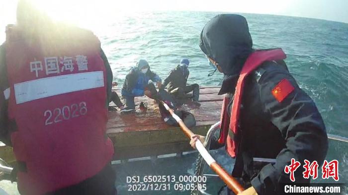 图为海警执法员实施救援。　广西海警局供图
