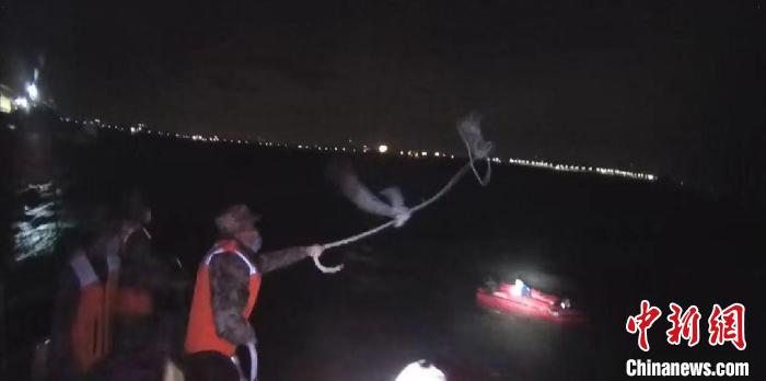 一橡皮艇凌晨失去动力泉州海警紧急救援