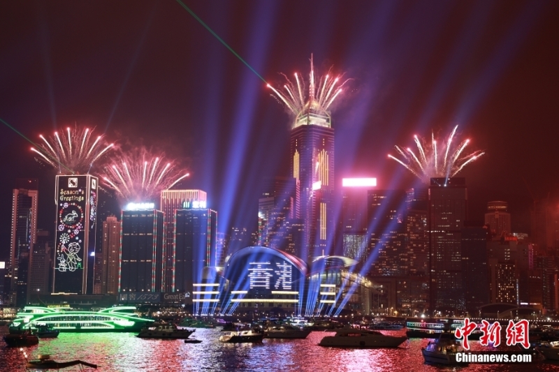 香港维多利亚港2023年零时再迎新年烟花