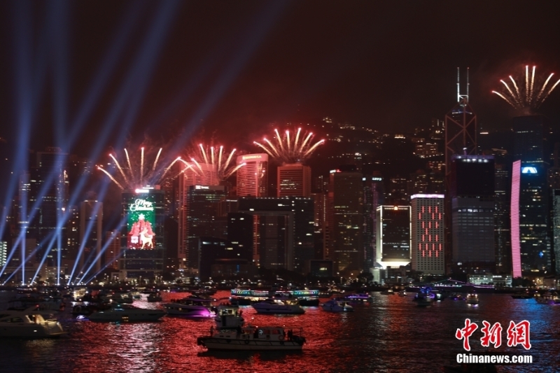 香港维多利亚港2023年零时再迎新年烟花
