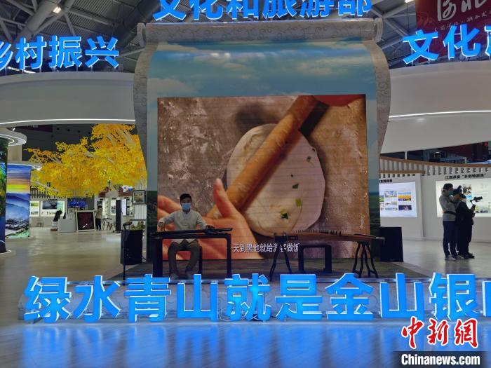 深圳文博会首次推出文化产业赋能乡村振兴展区，图为展区现场表演。郑小红　摄