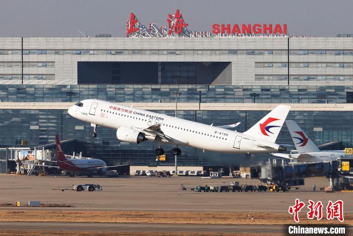 东航全天下首架C919飞机从上海虹桥机场着落返回成都天府机场。　殷立勤 摄