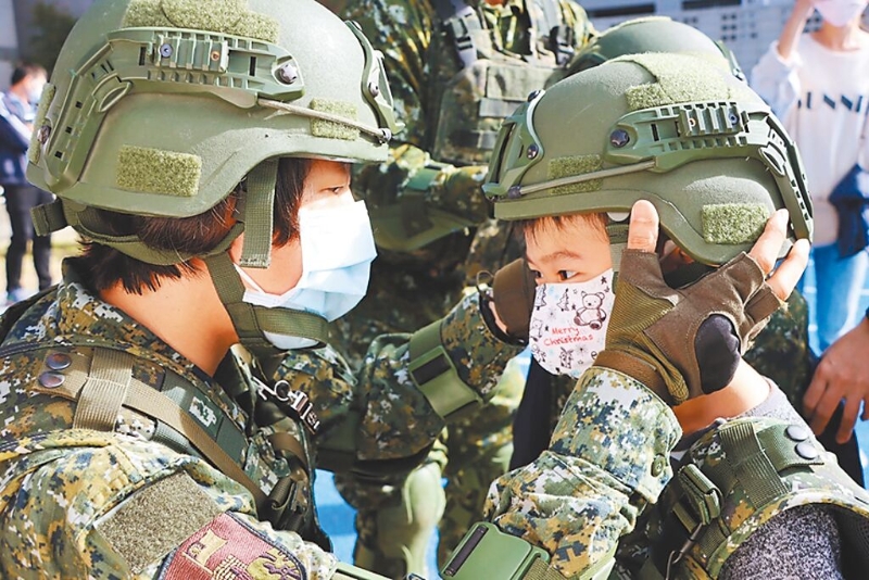 依照行政院規畫，國小與幼兒園學童都得學習戰備能力。圖為台中健民國小舉辦「全民國防走入校園活動」。（取自全民國防教育專頁／李侑珊台北傳真）