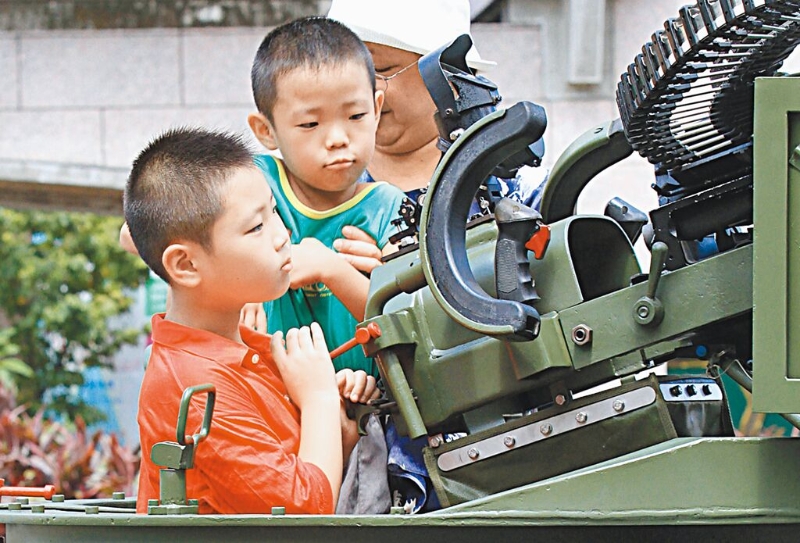 行政院兒權小組建議國防教育納入高中以下教材，包括幼稚園都得學辨別炮彈聲，遭藍委認為「荒謬可笑」。圖為小朋友好奇觀看各類軍武。（本報資料照片）