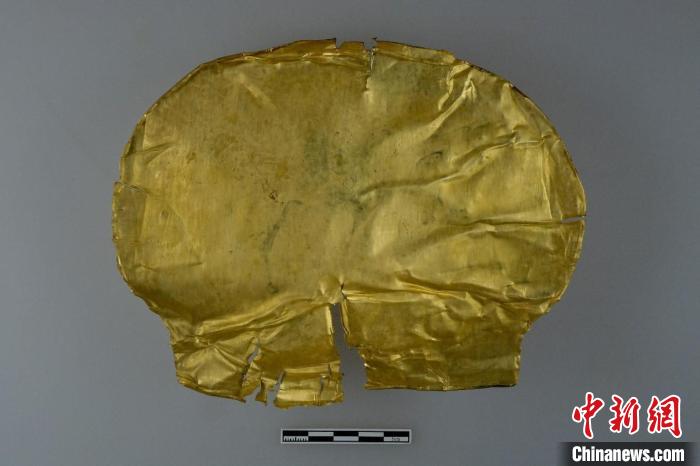 图为出土的金覆面。(资料图) 郑州市文物考古研究院供图