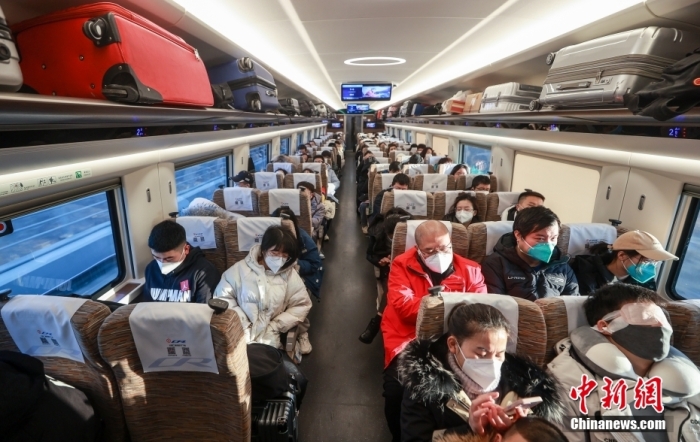 12月26日，北京西开往南昌西的G891次列车几乎满员。当日，正值京广高速铁路全线开通运营10周年，全线累计发送旅客16.9亿人次。从当日开始，全国铁路实施新列车运行图，京广高铁将继续“提速”。 <a target='_blank' href='/'>中新社</a>记者 贾天勇 摄