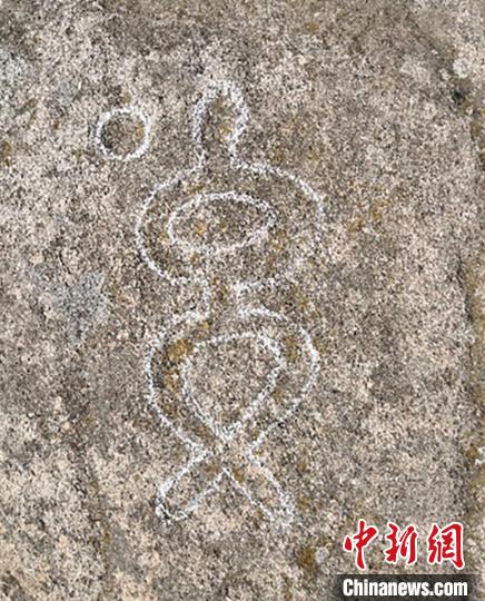 河南南阳新发现多处岩画最多可达双排24连穴