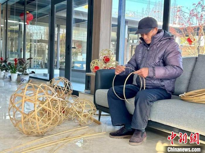 周四玉制作滚灯 海盐县传媒中心供图