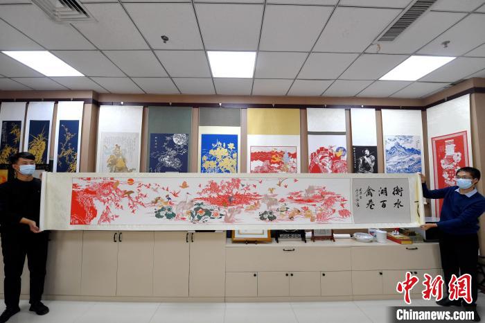 河北阜城剪纸艺人历时半年创作完成《衡水湖百禽卷》