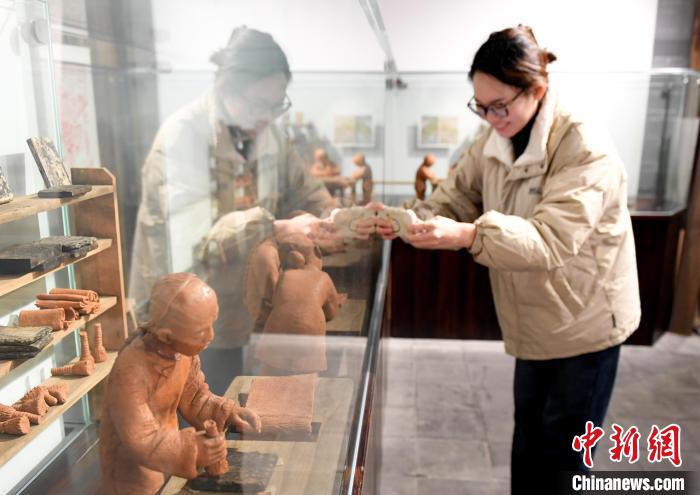 游客在武强年画博物馆参观。　苏小立 摄