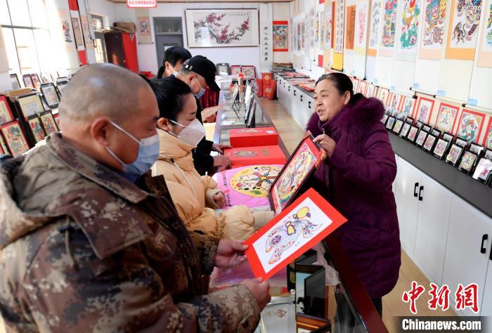 顾客在河北省武强县的一家年画商店选购年画。　苏小立 摄