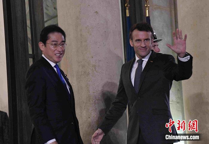 当地时间1月9日晚，法国总统马克龙在巴黎爱丽舍宫会见日本首相岸田文雄。 <a target='_blank' href='/'>中新社</a>记者 李洋 摄