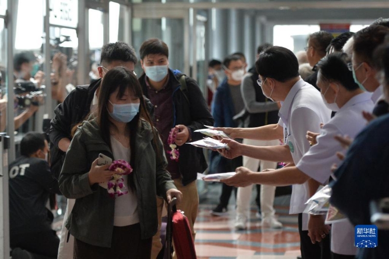 1月9日，泰国官员在位于泰国首都曼谷东郊沙没巴干府的素万那普机场欢迎搭乘厦门航空MF833的旅客。新华社发（拉亨摄）