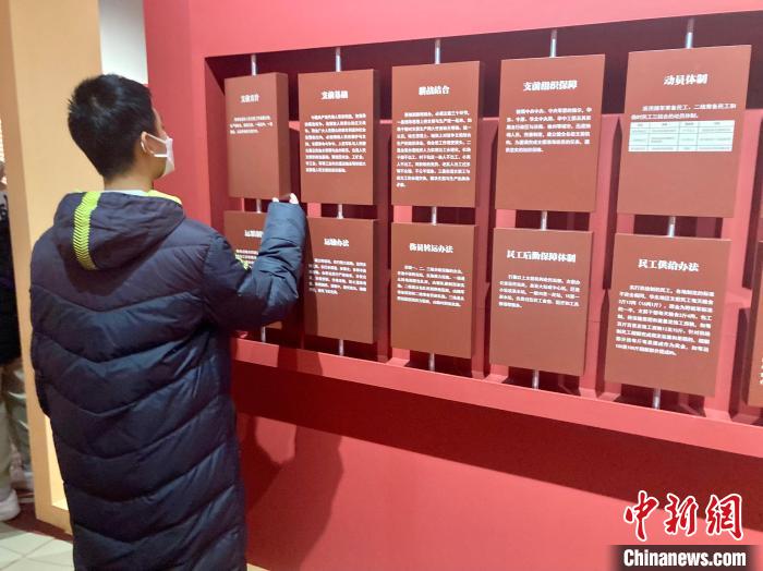 图为学生参观《人民的胜利——淮海战役纪念馆革命文物精品展》。　徐婧 摄