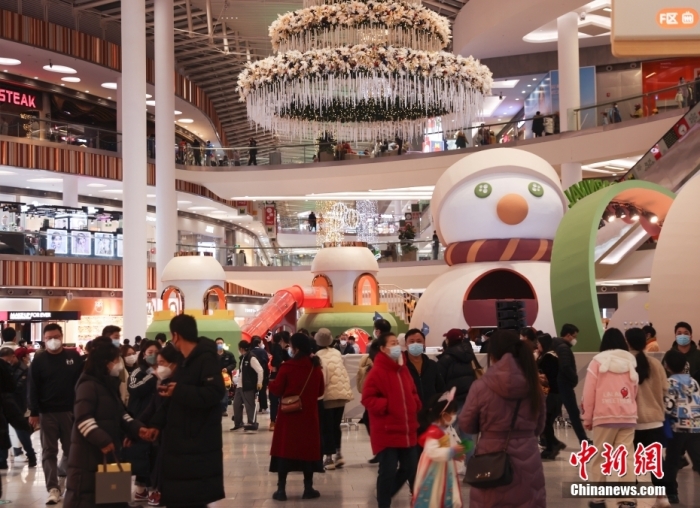 元旦假期，北京各商场人流回升，节日氛围浓厚。 <a target='_blank' href='/'>中新社</a>记者 赵隽 摄