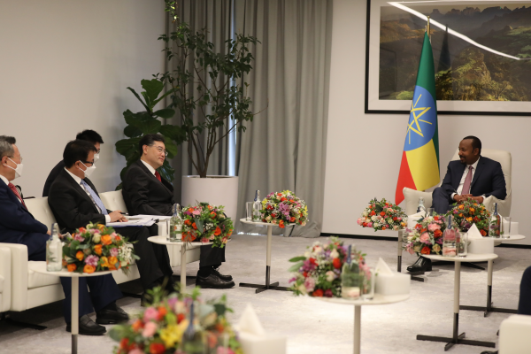 当地时间2023年1月10日，埃塞俄比亚总理阿比在亚的斯亚贝巴会见到访的中国外交部长秦刚。