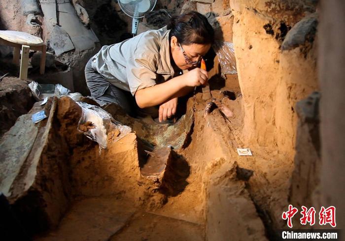 图为考古人员正在发掘区工作。　陕西省文物局供图