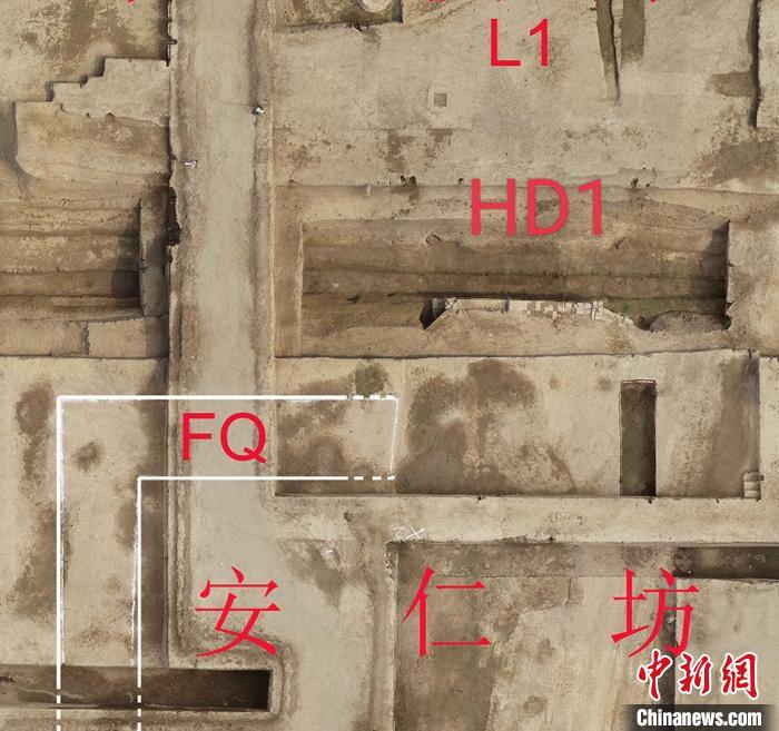 安仁坊西北角坊墙、角门与门外水渠上的涵洞航拍图。　陕西省文物局供图