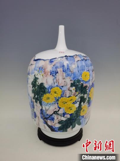 黄战生的陶瓷画《岩菊》 朱英豪 摄