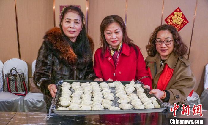图为台胞在展示包好的饺子。　蒋丰慧 摄
