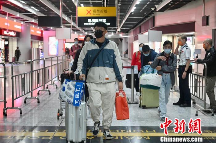 高铁香港段复通后，首批从西九龙站出发的乘客，前往深圳。李志华 摄
