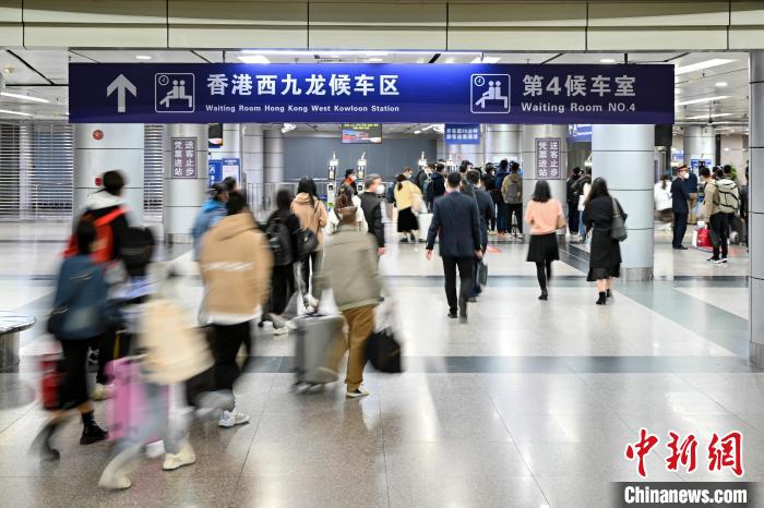1月15日，广州东站，旅客正走向“香港西九龙候车区”。　陈骥旻 摄