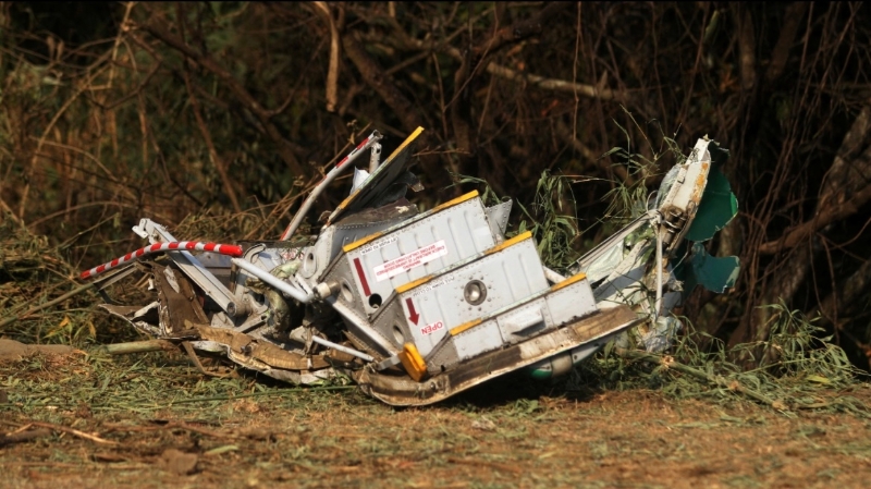 当地时间1月15日，意外发生后，位于博克拉的空难现场有一片看来是舷梯的残骸。（图源：路透社）