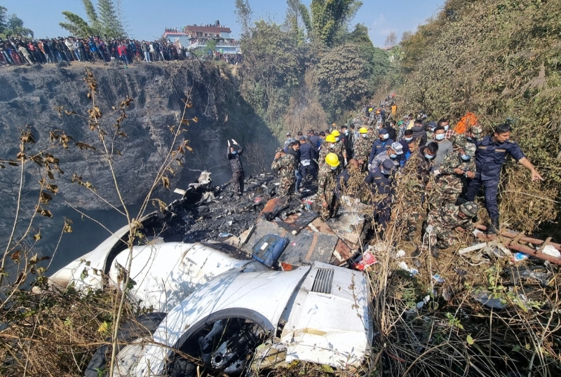 当地时间1月15日，救援人员在尼泊尔博克拉地区坠机现场附近进行搜救工作。（图源：路透社）