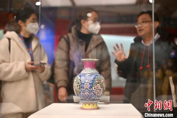 广西南宁：民众逛清代宫廷珍品展迎新春