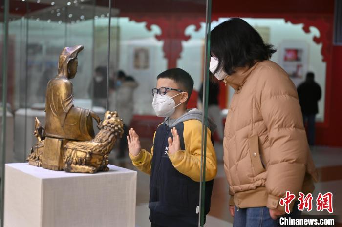 图为市民观展。　俞靖 摄