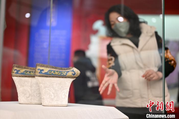 图为清蓝缎钉绫兰花团寿纹花盆底鞋。　俞靖 摄