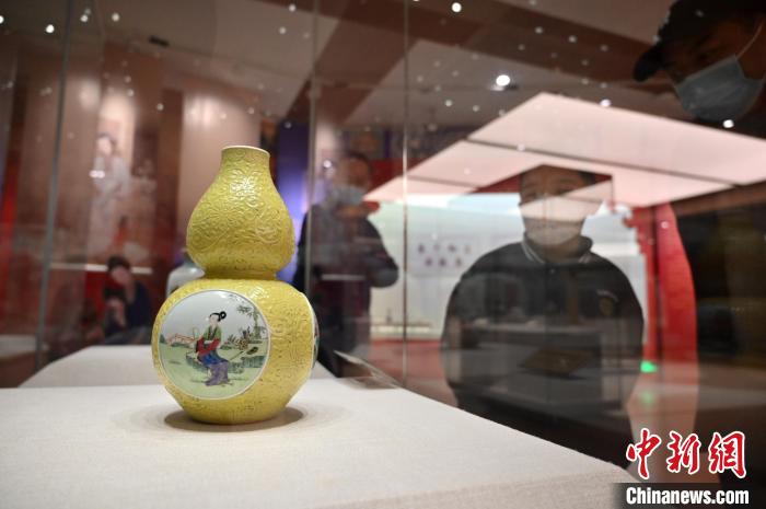 图为清雍正款黄釉粉彩花卉人物葫芦瓶。　俞靖 摄