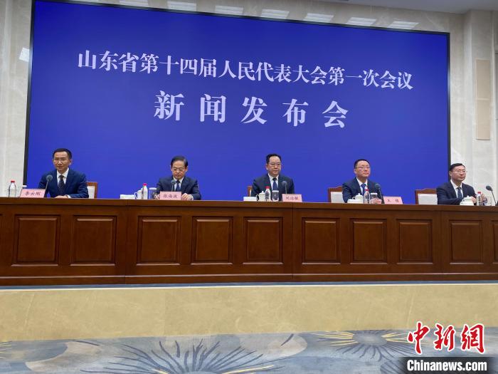 山东省第十四届人大一次会议发布会18日举行。　吕妍 摄