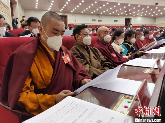 图为政协委员参加青海省政协十三届一次会议闭幕大会。　祁增蓓 摄