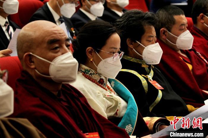 图为政协委员参加青海省政协十三届一次会议闭幕大会。　祁增蓓 摄