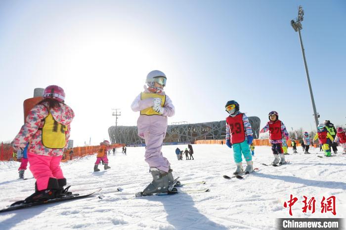 图为第十二届鸟巢欢乐冰雪季活动现场。　<a target='_blank' href='/'>中新社</a>记者 韩海丹 摄