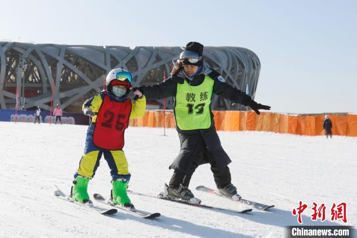 图为第十二届鸟巢欢乐冰雪季活动现场。　<a target='_blank' href='/'>中新社</a>记者 韩海丹 摄