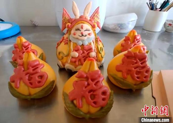 为迎接兔年的到来，李林设计蒸制了形态生动、喜庆吉祥的兔子花馍，热气腾腾的花馍传递着浓浓的年味。　潞州区融媒体中心供图