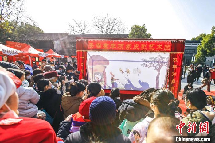 市民游客观看皮影戏 杭州市商旅运河集团 供图