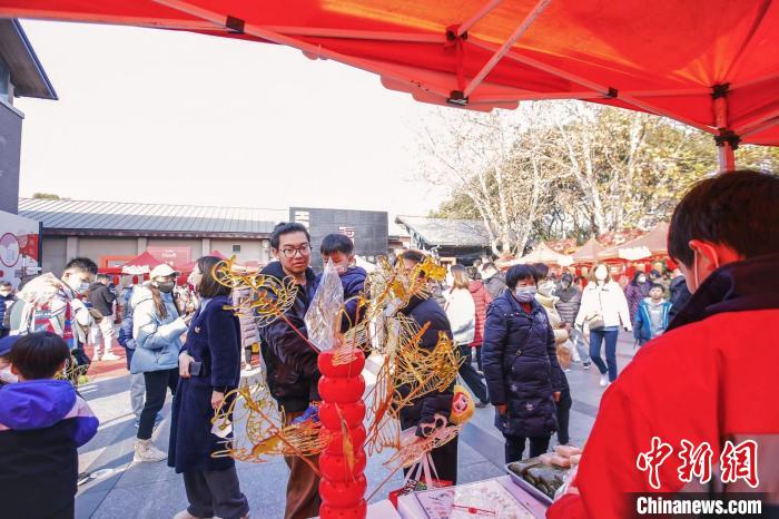 市民游客在乌镇糖画展位前驻足欣赏 杭州市商旅运河集团 供图