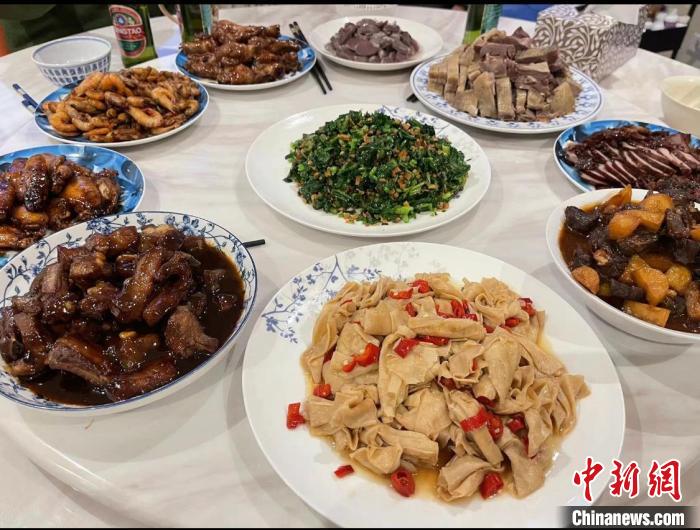 南京的什锦菜也走出中国，成为跨洋年夜饭里一道风景。　被采访人供图