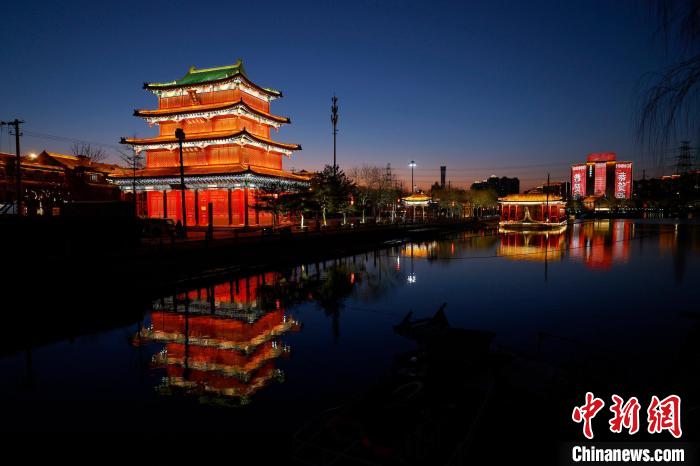 北京奥林匹克塔、CBD建筑群除夕上演灯光秀迎新春
