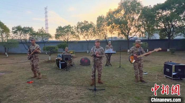 武警衢州支队“云春晚”排练现场——武警衢州支队机龙游中队官兵带来的节目《你就是远方》。　陆宇晖 摄