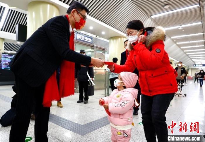 大年初一京城地铁站内派发拜年红包促新春消费