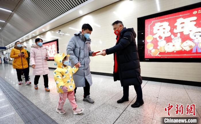 北京市朝阳区联动京港地铁在14号线九龙山站站厅内为地铁乘客派发“拜年红包”。　<a target='_blank' href='/'>中新社</a>记者 富田 摄